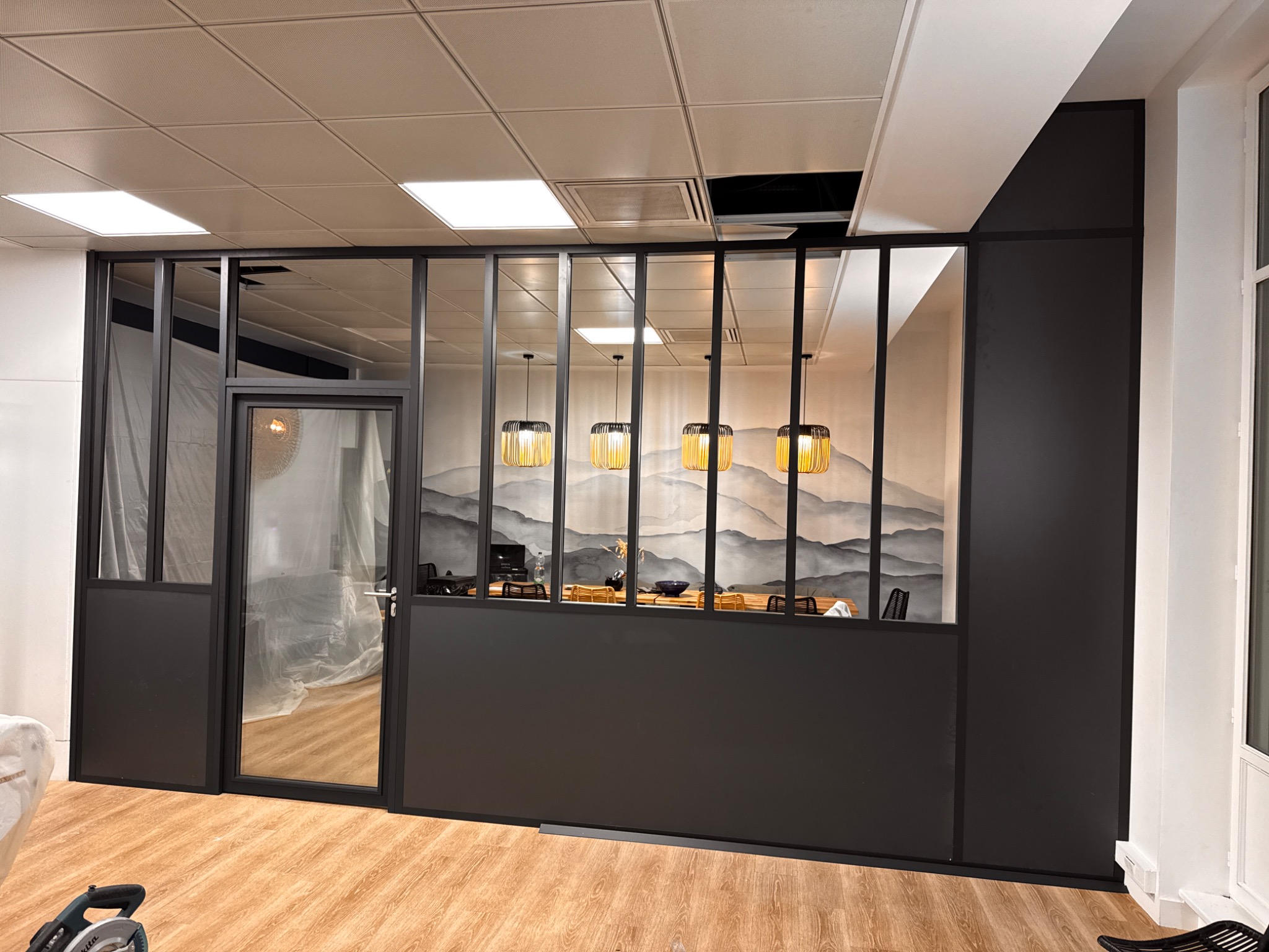 Cloison noire salle